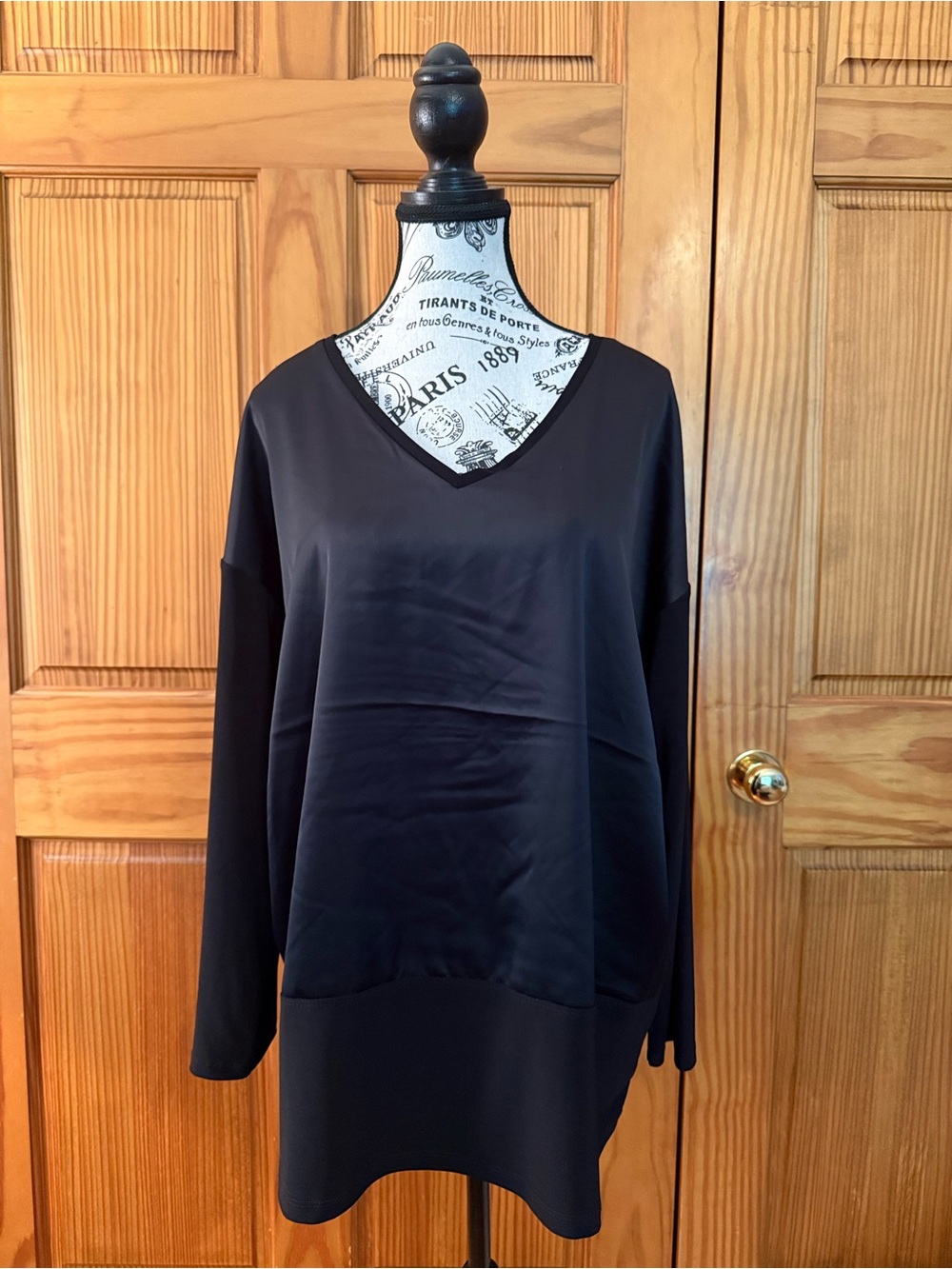 Anne Klein Women’s Black V-Neck Long Sleeve Top
